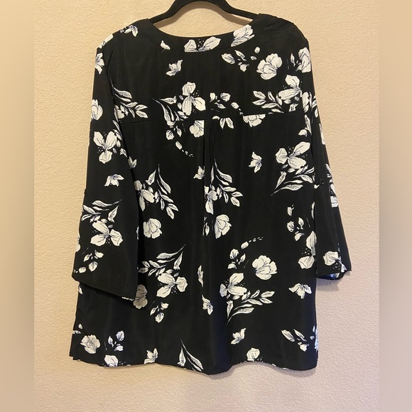 NWT BloomChic Blouse top shirt black white blue floral plus size 18-20 2X - Picture 2 of 6